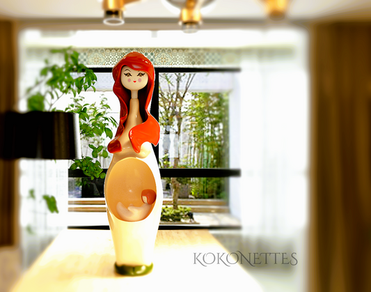 Kokonette enceinte, réinvention française moderne des poupées Kokeshi traditionnelles Kokeshi moderne et artistique conçue en France – Les Kokonettes sont des poupées japonaises revisitées, grandes, mystiques, et pleines de symbolisme. Avec leur cœur intérieur, elles racontent une histoire unique. Boutique officielle.