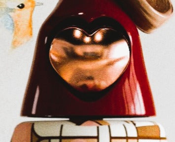 Sculpture artisanale Kokeshi Kokonette « Nadine » en résine, figurine poétique représentant l’ouverture du cœur, un hommage à la maternité, à la douceur et à l’amour inconditionnel. Cadeau émotionnel et symbolique, cette poupée s’ouvre pour révéler un cœur ou un message secret, célébrant les liens profonds et les sentiments sincères.