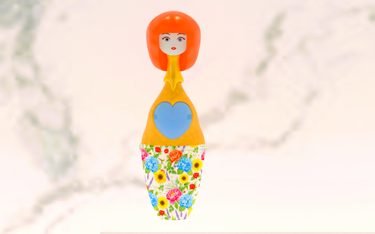 "Suzanne art doll - Kokonette designer toy orange et jaune avec cœur bleu et jupe florale, création artisanale française"