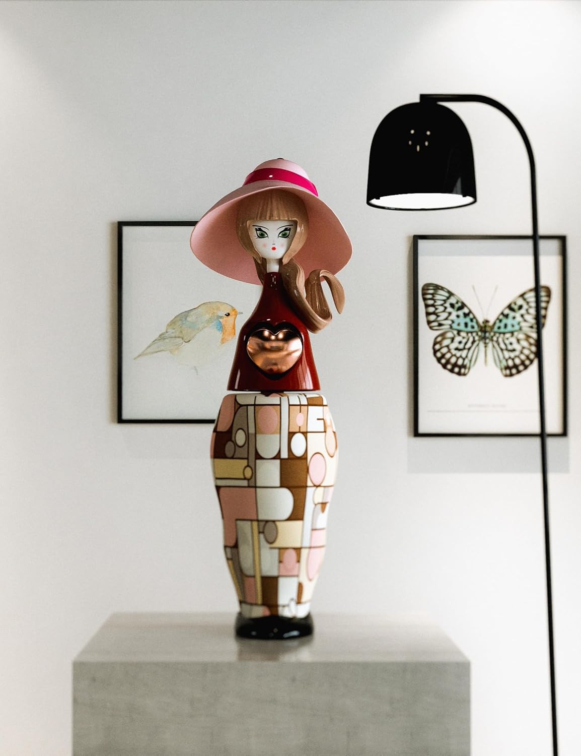 Poupée kokeshi artistique avec cœur intérieur à message spirituel, modèle unique en édition limitée

Grande kokeshi moderne Kokonette de 47 cm en bois, symbolisant la maternité et l’amour

Kokeshi revisitée haut de gamme avec finition artisanale et mécanisme d’ouverture intérieur

Kokonette enceinte sculptée à la main, revisite contemporaine de la poupée japonaise traditionnelle
Poupée décorative inspirée des kokeshi japonaises, design français avec symbolique émotionnelle