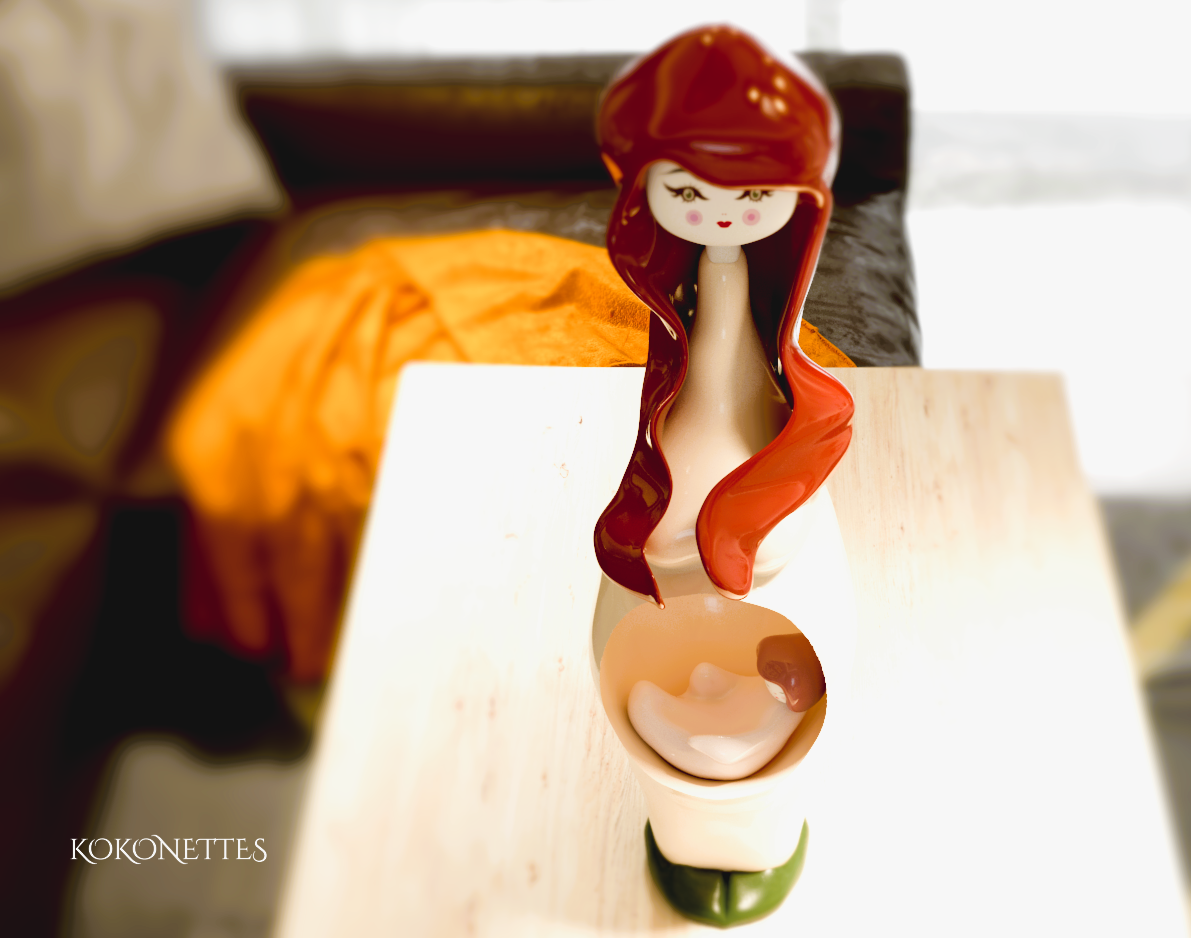 Kokonette enceinte, réinvention française moderne des poupées Kokeshi traditionnelles Kokeshi moderne et artistique conçue en France – Les Kokonettes sont des poupées japonaises revisitées, grandes, mystiques, et pleines de symbolisme. Avec leur cœur intérieur, elles racontent une histoire unique. Boutique officielle.